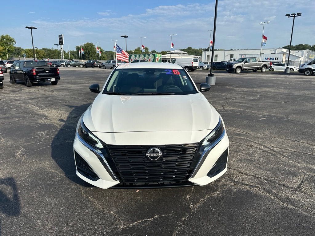 Used 2025 Nissan Altima 2.5 SV AWD/4WD image 2