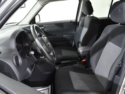 Used 2015 Jeep Patriot Latitude AWD/4WD image 6