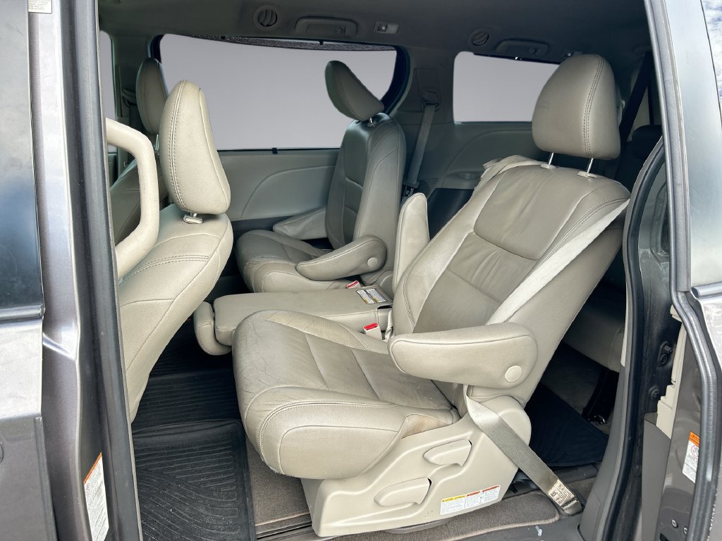 Used 2018 Toyota Sienna XLE w/ XLE Navigation Package FWD image 31