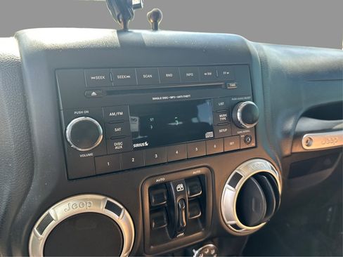 Used 2017 Jeep Wrangler Unlimited Sahara AWD/4WD image 28