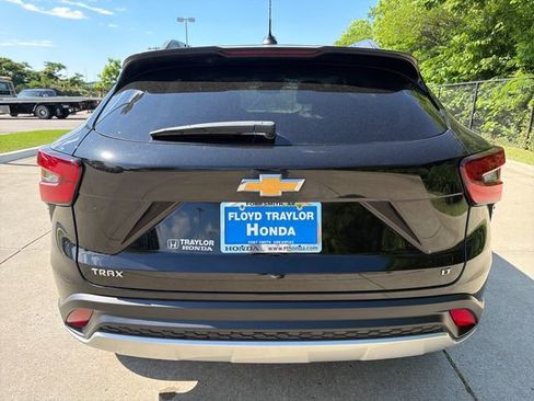 Used 2025 Chevrolet Trax LT w/ LT Convenience Package FWD image 4