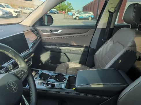 Used 2024 Volkswagen Atlas SEL AWD/4WD image 9