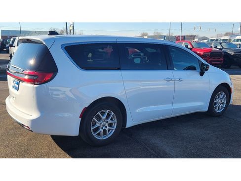 Used 2025 Chrysler Pacifica Select FWD image 6