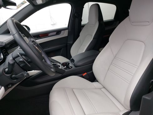 Certified 2025 Porsche Cayenne Coupe AWD/4WD image 5