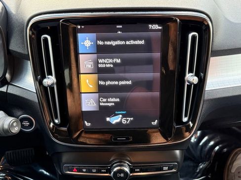 Used 2022 Volvo XC40 T4 Momentum image 34