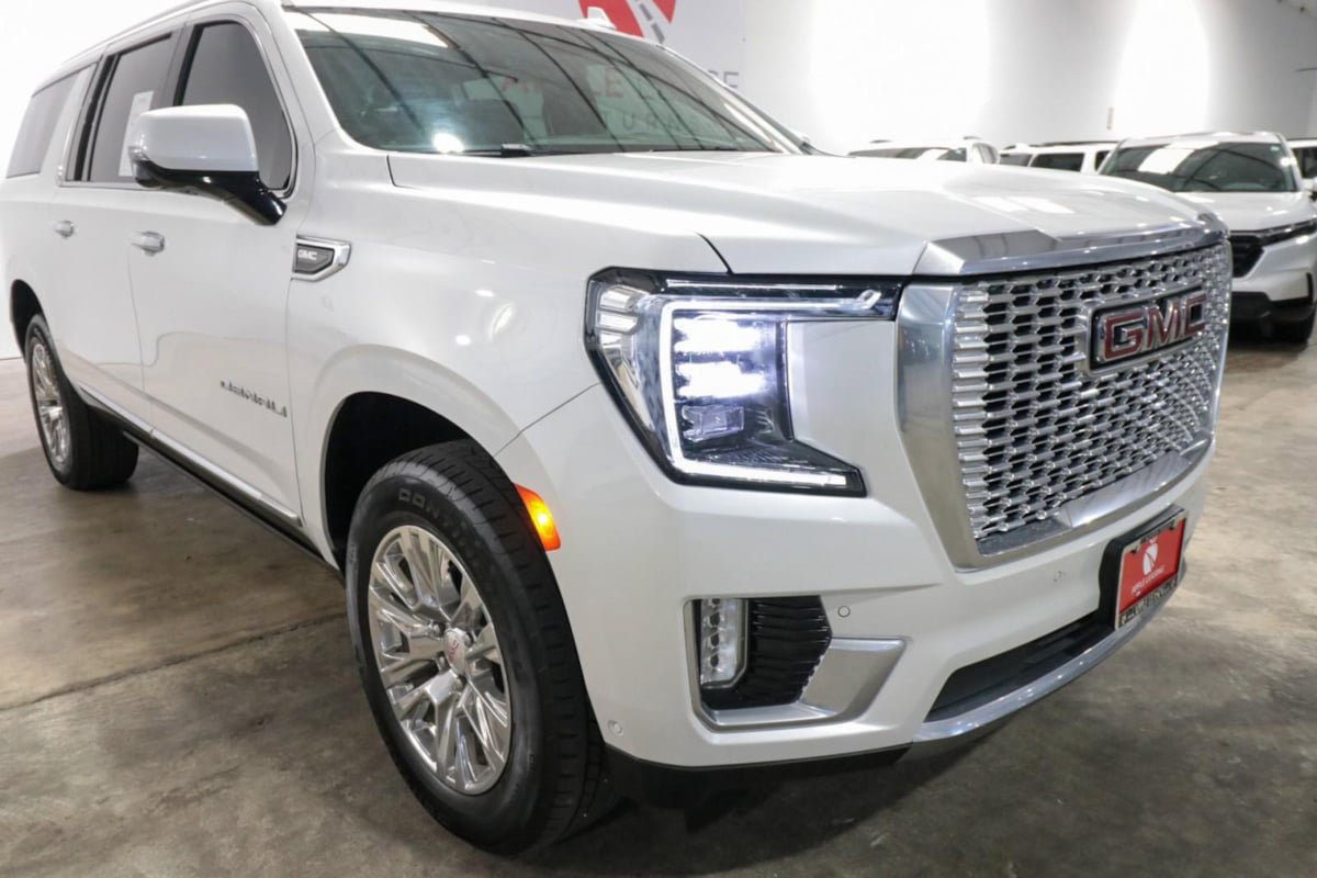 Used 2024 GMC Yukon XL Denali w/ Advanced Technology Package AWD/4WD image 42