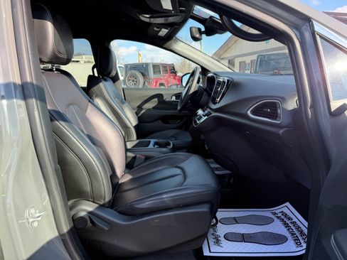 Used 2025 Chrysler Pacifica Select FWD image 11