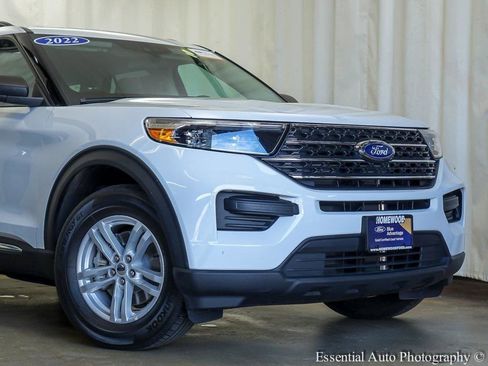 Certified 2022 Ford Explorer XLT image 3