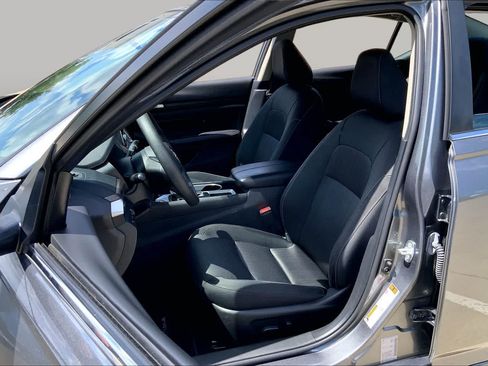 Used 2024 Nissan Altima 2.5 SV FWD image 8