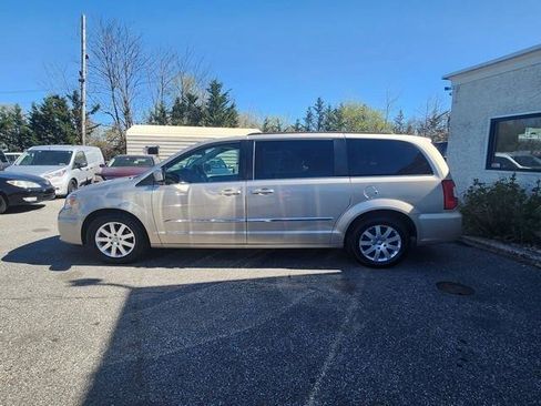 Used 2015 Chrysler Town & Country Touring image 4