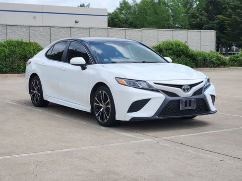 Used 2020 Toyota Camry SE image 3