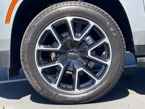 Used 2025 Chevrolet Suburban RST RWD image 15