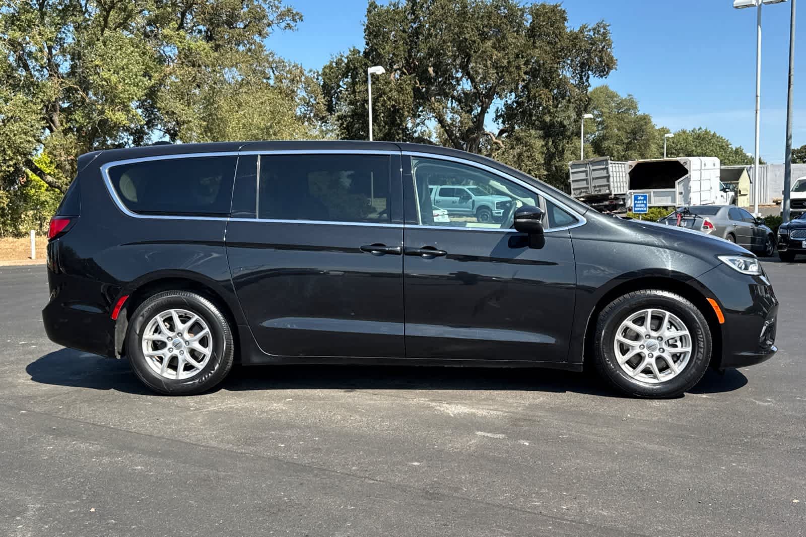 Used 2023 Chrysler Pacifica Touring-L FWD image 8
