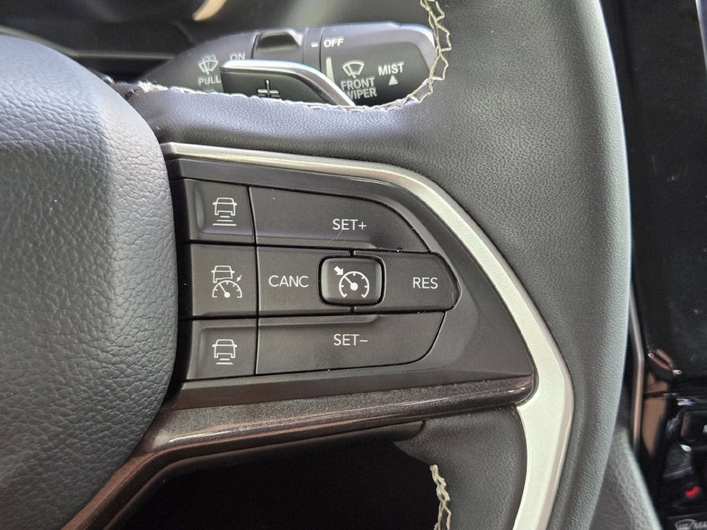 Used 2023 Jeep Grand Cherokee Laredo w/ Luxury Tech Group I AWD/4WD image 30