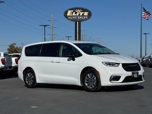Used 2024 Chrysler Pacifica Select 4dr Mini Van image 1
