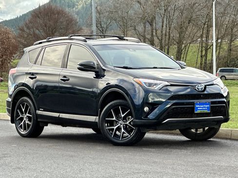 Used 2017 Toyota RAV4 SE image 1