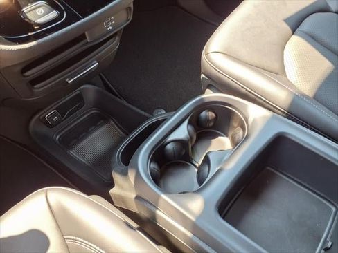 New 2026 Chrysler Pacifica Select FWD image 32