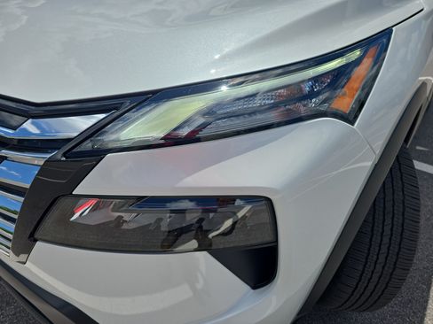 Used 2025 Nissan Rogue SV FWD image 32
