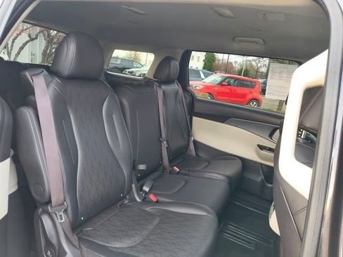 Certified 2024 Kia Carnival LX image 31