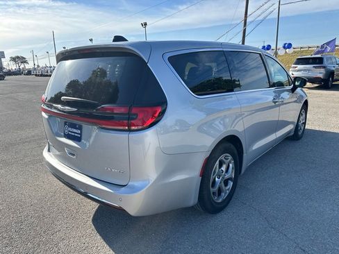 Used 2024 Chrysler Pacifica Limited FWD image 5