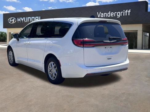 Used 2024 Chrysler Pacifica Touring-L FWD image 10