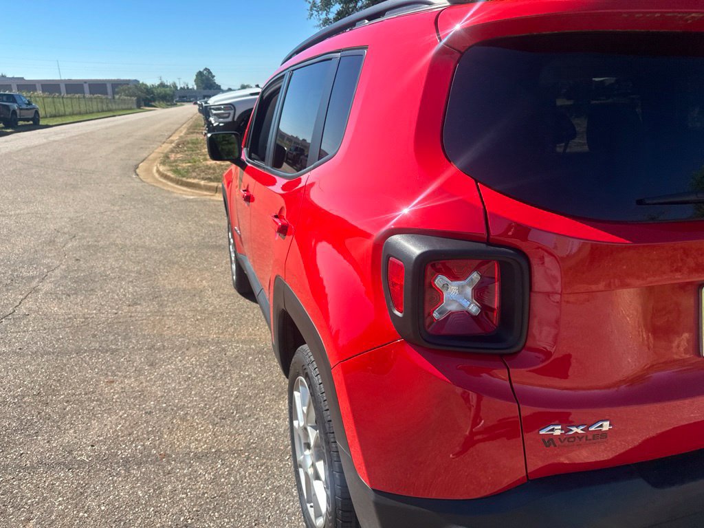 Certified 2022 Jeep Renegade Latitude w/ Sun/Sound Group AWD/4WD image 9