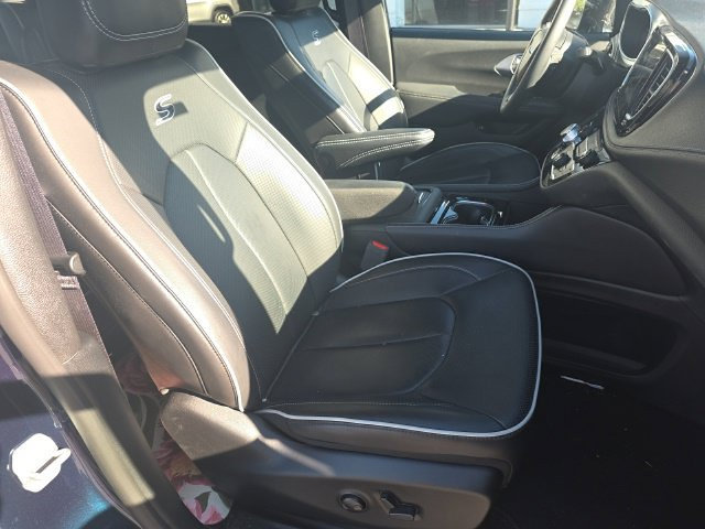 Used 2025 Chrysler Pacifica Premium FWD image 13