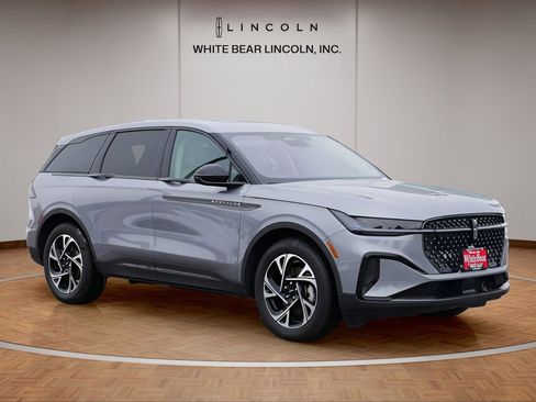 Used 2025 Lincoln Nautilus Premier w/ Equipment Group 102A image 3