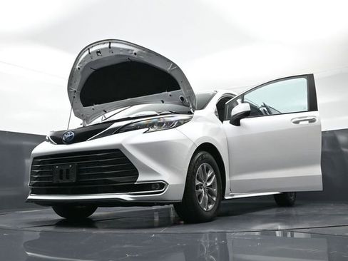 Used 2024 Toyota Sienna XLE image 57