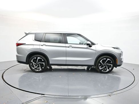 Used 2022 Mitsubishi Outlander SE image 8