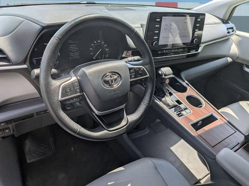 Used 2023 Toyota Sienna XLE FWD image 13