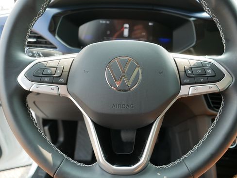 Used 2023 Volkswagen Taos SE w/ Panoramic Sunroof Package AWD/4WD image 25