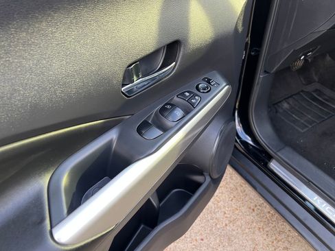 Used 2019 Nissan Kicks SR w/ SR Premium Package FWD image 12