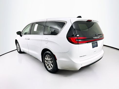 Used 2024 Chrysler Pacifica Touring-L image 5