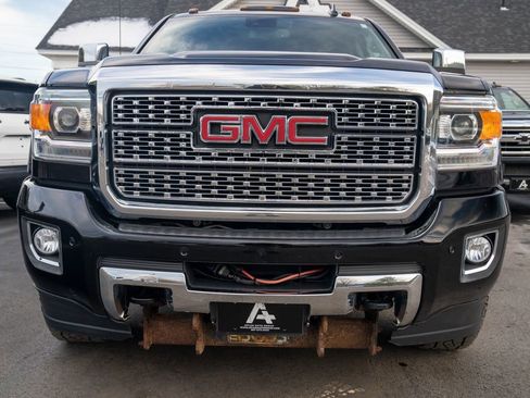 Used 2019 GMC Sierra 2500 Denali w/ Suspension Package, Off-Road image 10