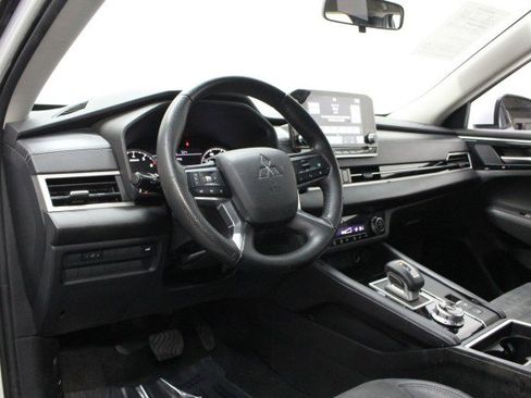Used 2022 Mitsubishi Outlander SE image 6