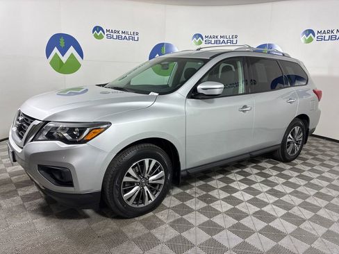 Used 2017 Nissan Pathfinder SV image 3