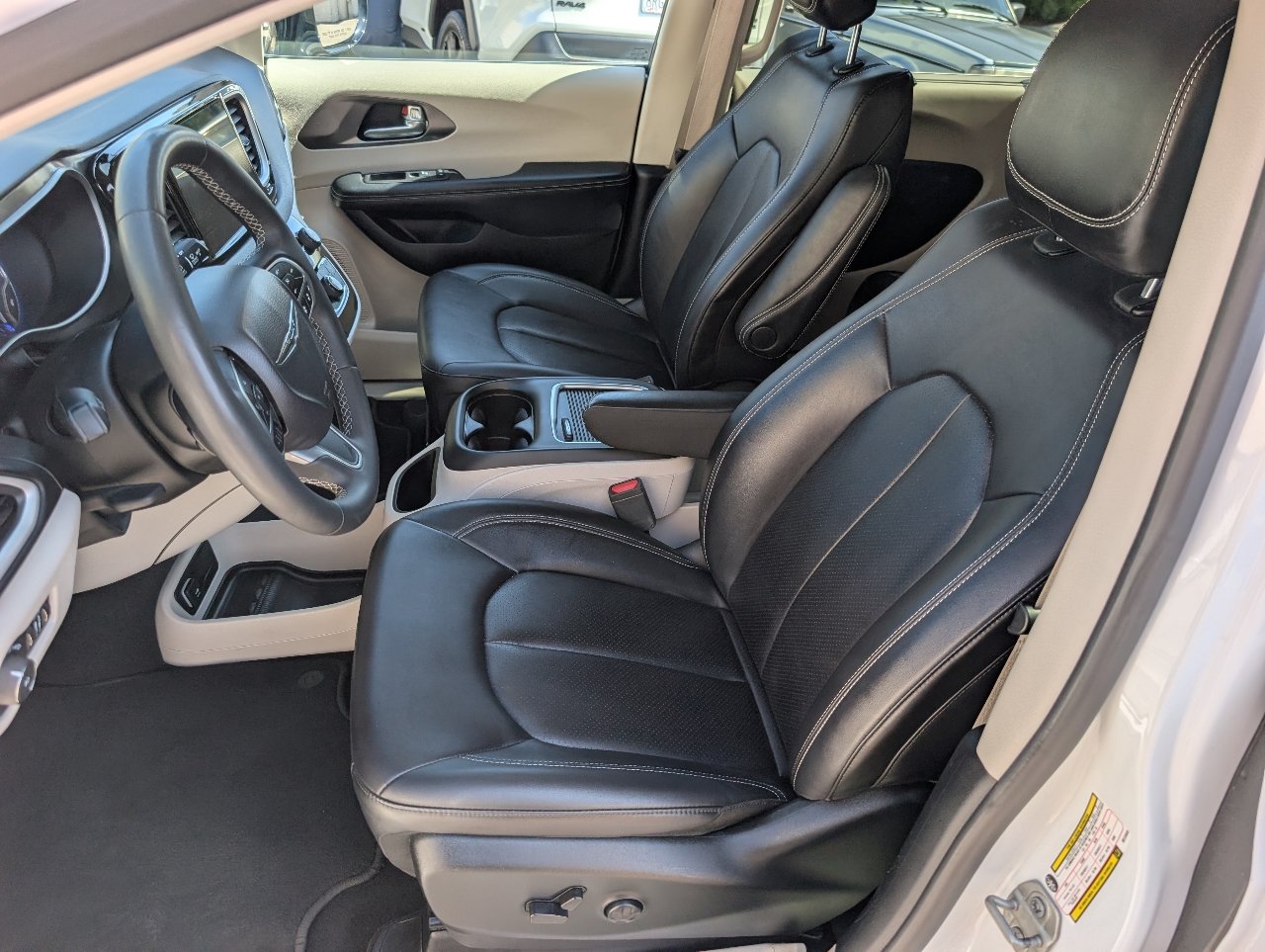Used 2024 Chrysler Pacifica Touring-L FWD image 2