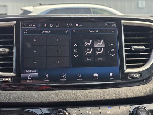 Used 2023 Chrysler Pacifica Touring-L FWD image 15