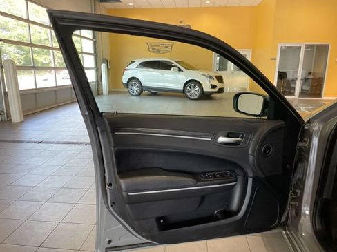 Used 2019 Chrysler 300 Touring L w/ Quick Order Package 22F RWD image 9