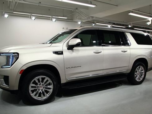 Used 2021 GMC Yukon XL SLT w/ SLT Luxury Plus Package image 14