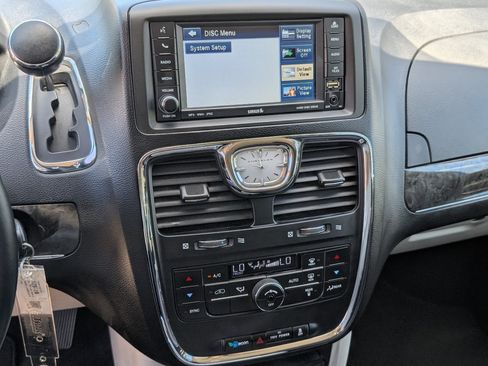 Used 2011 Chrysler Town & Country Touring FWD image 18