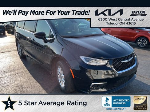 Used 2024 Chrysler Pacifica Touring-L FWD image 1