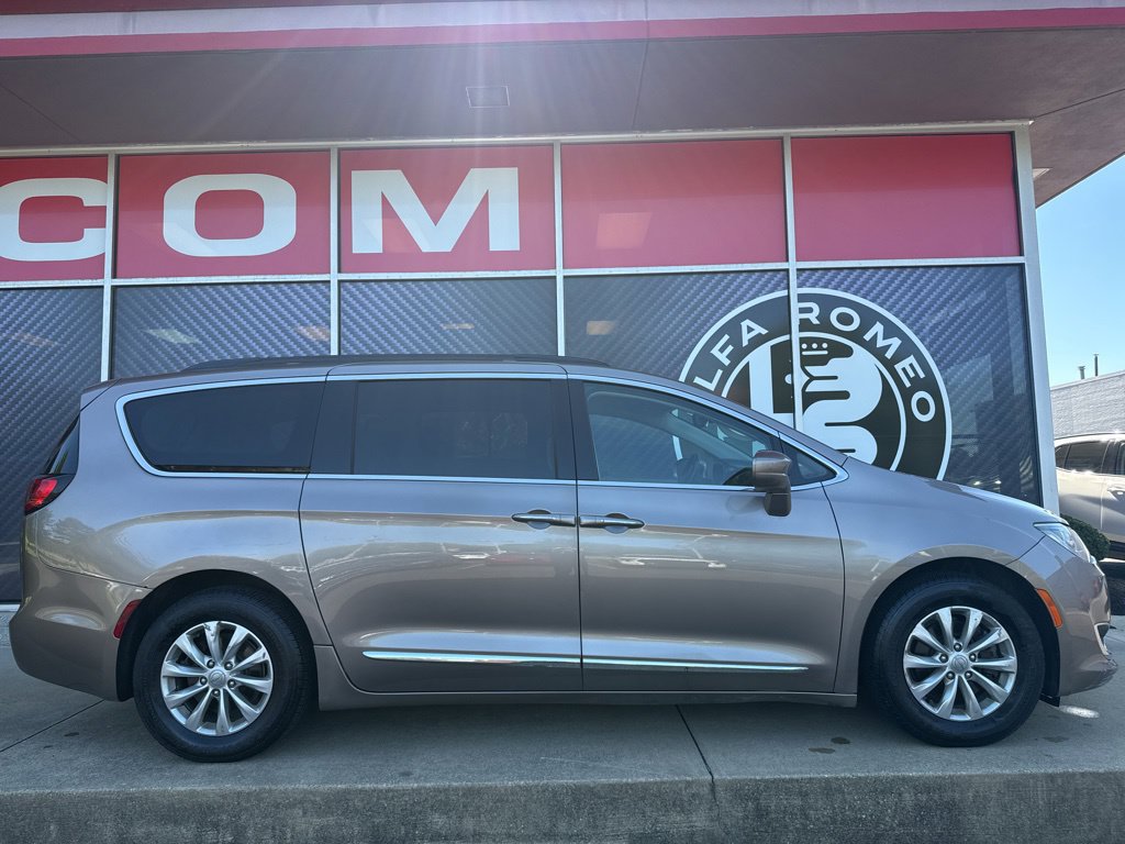 Used 2017 Chrysler Pacifica Touring-L FWD image 4