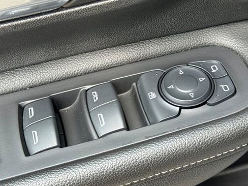 Used 2024 GMC Terrain SLT AWD/4WD image 12