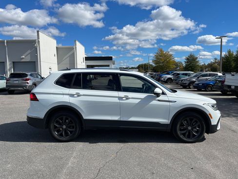 Used 2024 Volkswagen Tiguan SE image 10