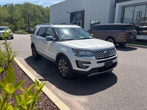 Used 2017 Ford Explorer Platinum image 4