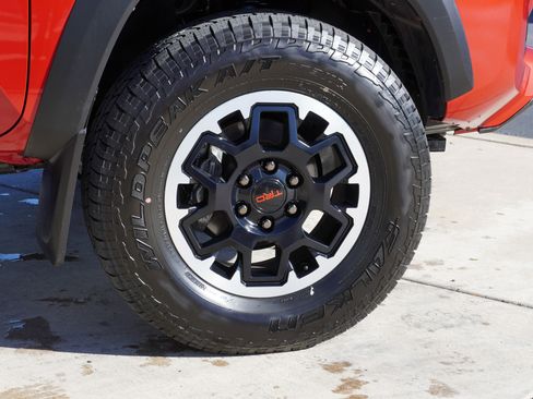 Used 2021 Toyota Tacoma TRD Off-Road w/ Technology Package AWD/4WD image 10