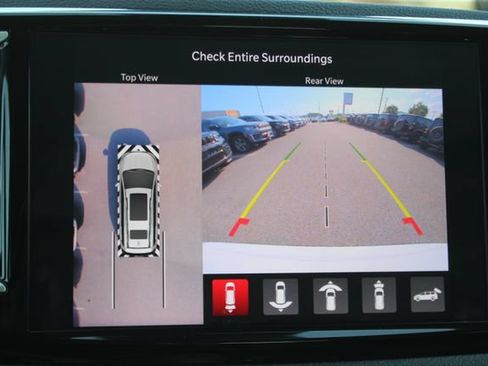 Used 2024 Chrysler Pacifica Limited w/ Uconnect Theater Family Group FWD image 8