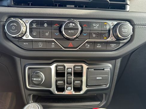 Certified 2024 Jeep Wrangler Sahara w/ Technology Group image 15